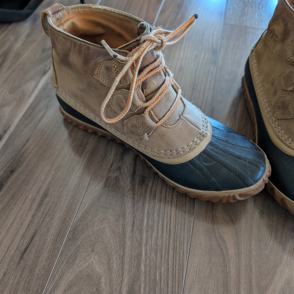 Sorel Classic Waterproof Out And About Tan and Black Duck Boots (Size 7.5)